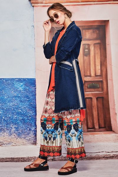 MIXED METAL SUNGLASSES
								, 			ON THE TRENCH COAT
								, 			HALF CUT PANT