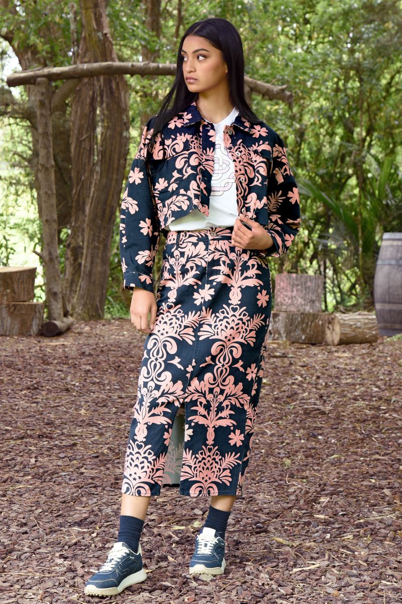 SKIRT AROUND IT SKIRT