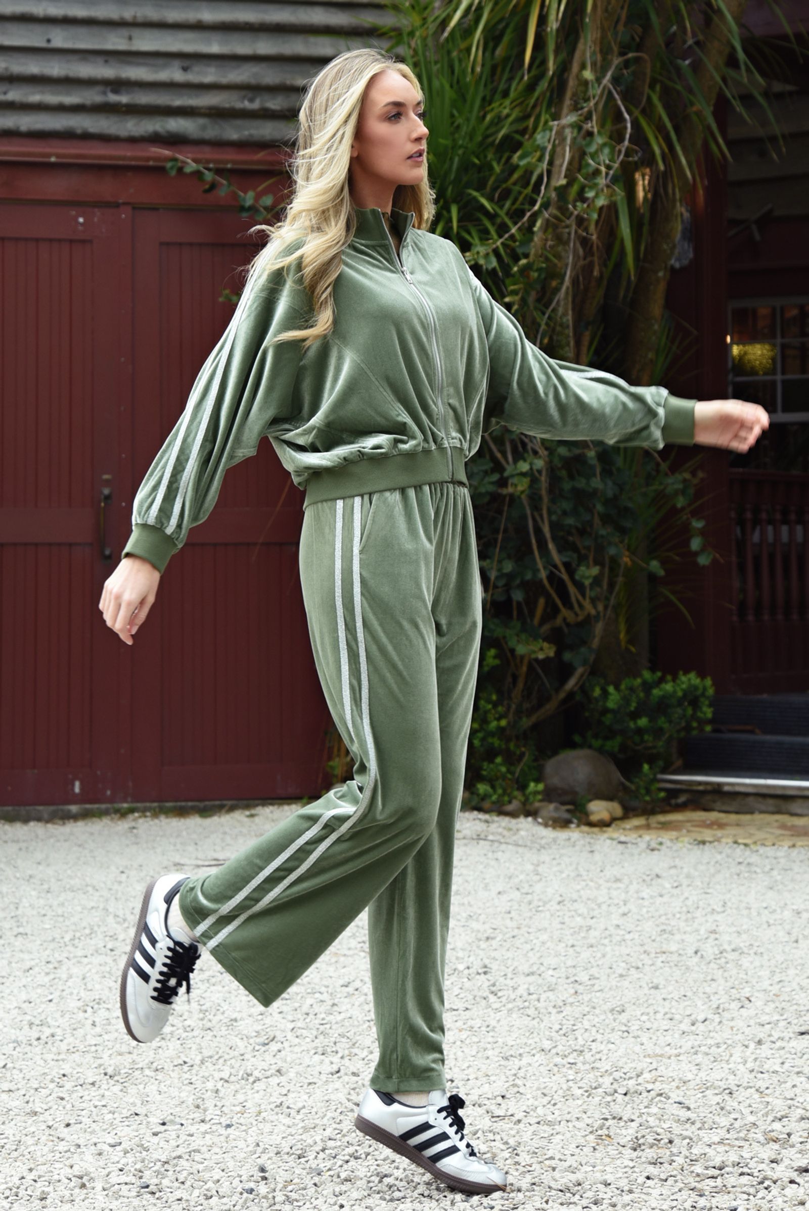 ZIP IT SWEATSHIRT
								, 			TRACKING DETAILS TRACKPANT