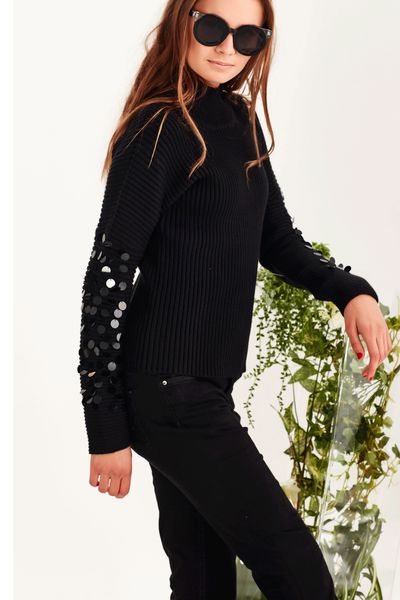 									TIGHT KNIT JUMPER
								, 			WEAR AND CLEAR
								, 			SHE'S GOT GOOD JEANS
			