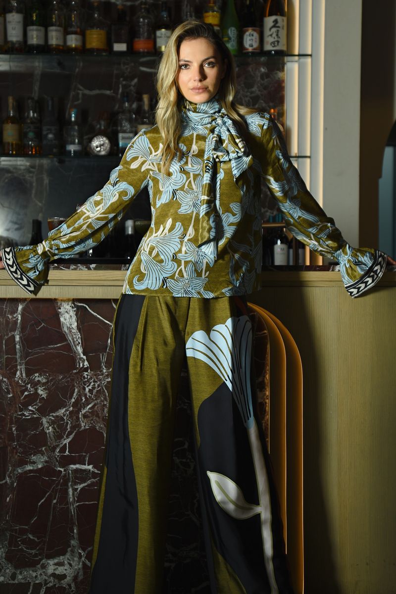 A VINTAGE TOP
								, 			JEAN-ASTICS JEANS